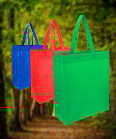 Bolsas ecológicas sobre un fondo ed arboles
