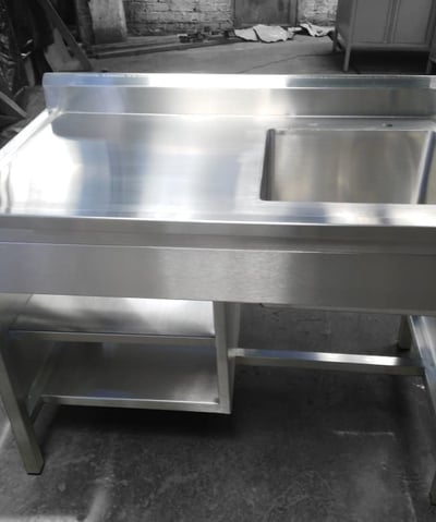 Mesa con tarja derecha