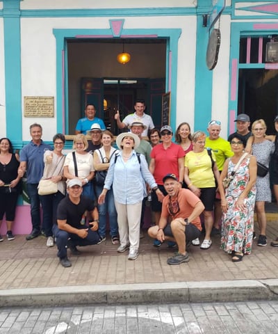 turistas extranjeros frente a la Casa museo y Restaurante El Hato de Evelio
