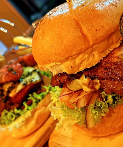 Hamburguesa con Carne  asada al Carbón en el Restaurante Del Toro Parrilla en Armenia Quindío