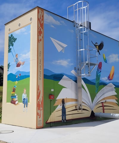 Fresque réalisée sur les 4 façades d'une chaufferie, en plein coeur d'un village. Comment intégrer un bâtiment disgracieux.