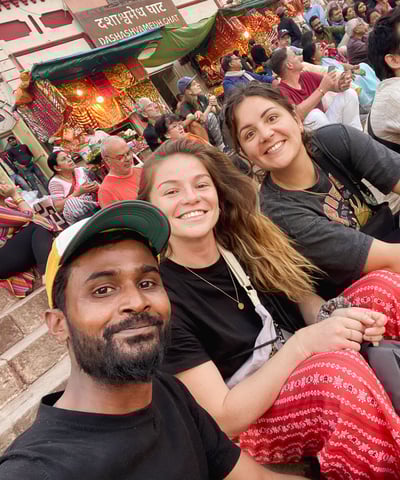 Eva, moi et notre guide local indien sur les ghats à Varanasi, lors d'une cérémonie religieuse.