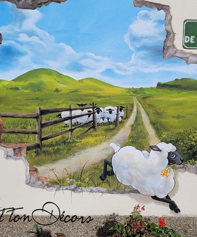 L’illusion d’une ouverture sur un paysage imaginaire qui ajoute une touche d'originalité à un abri bus désuet en bord de rout