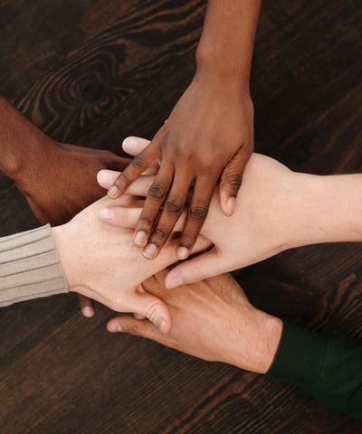 Mains unies en signe d'entraide et de solidarité pour accompagner les associations dans leurs projet