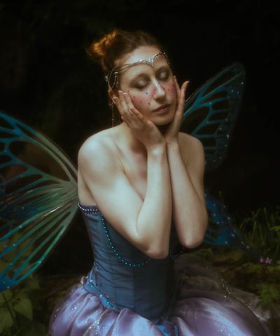 Photo d'une femme en costume de fée