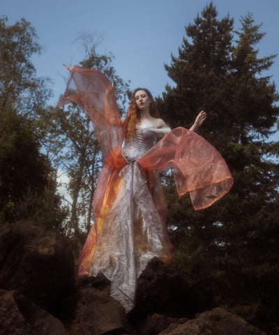 Photo d'une femme en costume original