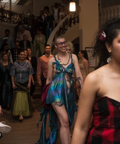 Photo d'un défilé de mode engagé