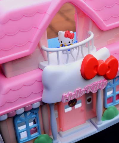 Sanrio Hello Kitty in dollhouse