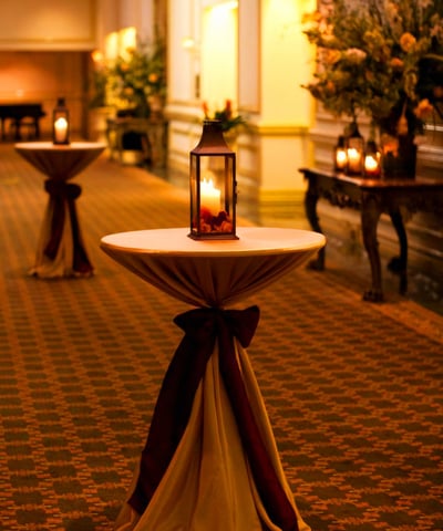 Mesa de coctel decorada con una vela, mantel decorativo, para eventos en el paso texas