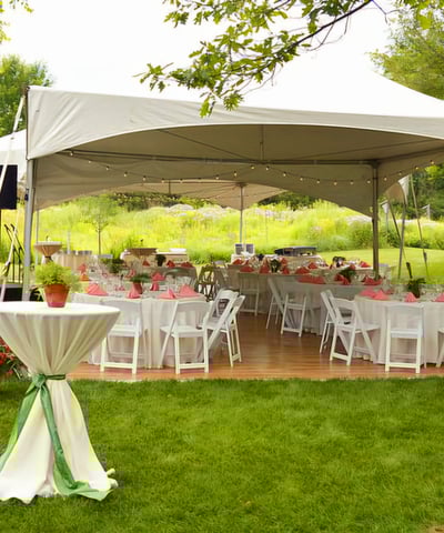 Carpas 20x40 con sillas, mesas redondas, y mesas de coctel