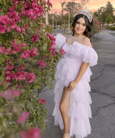 hermosa quinceañera en sesion de fotos