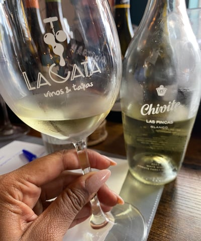 Brindando en una cata de vino
