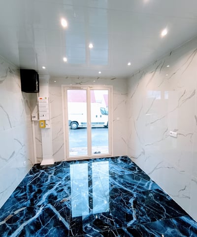 Travaux de carrelage mural réalisés par un artisan plombier