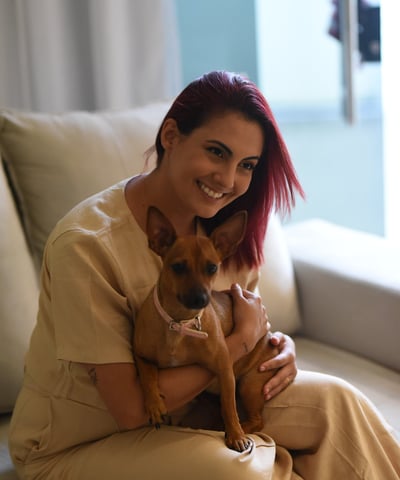 Palloma D'Andrade, Mestra em Psicologia, psicóloga e psicoterapeuta, com sua cachorrinha.