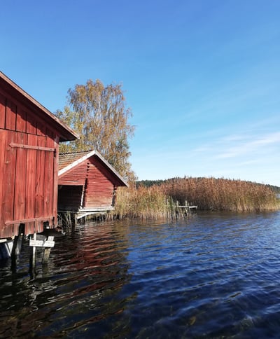 Maison rouge suédoise au bord de l'eau.