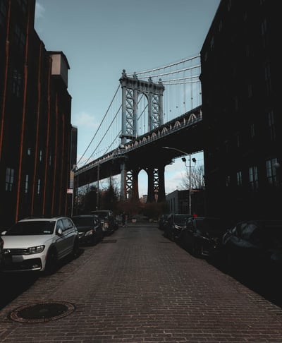 Quartier de Dumbo avec vue sur le Brooklyn Bridge, New-York