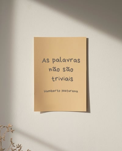 folha de papel pardo com a frase: as palavras não são triviais de Humberto Maturana