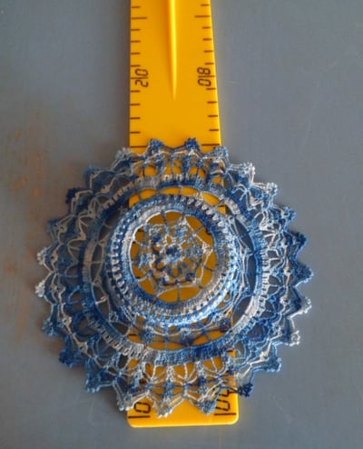 Chapeau décoratif fait au crochet dans un fil dentelle très fin de couleur bleu 
