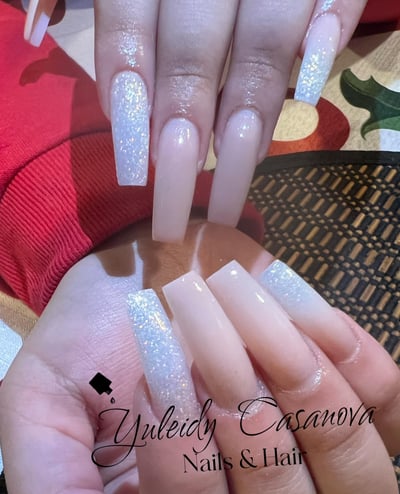 Imagen de uñas con diseño de arte abstracto