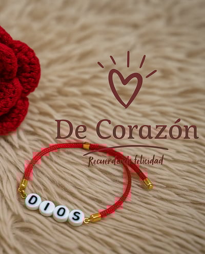 Nuestra pulsera con la palabra DIOS y rosa tejida en crochet es uno de nuestros regalos más signific