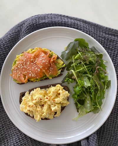 Toasts Gourmands au Saumon Fumé, Avocat et Œufs Brouillés avec Salade Verte -Nutritionniste Dakar