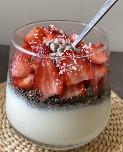 Verrine de Yaourt, Graines de Chia et Fraises Fraîches - Waidami Moovement -Nutritionniste Dakar