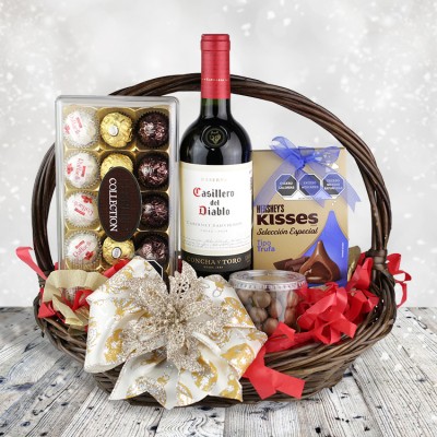 Una canasta con vino y chocolates