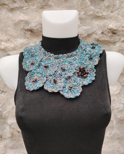 Grand collier fait au crochet bleu et gris clair fais de cercle au milieu des petites perles de bois