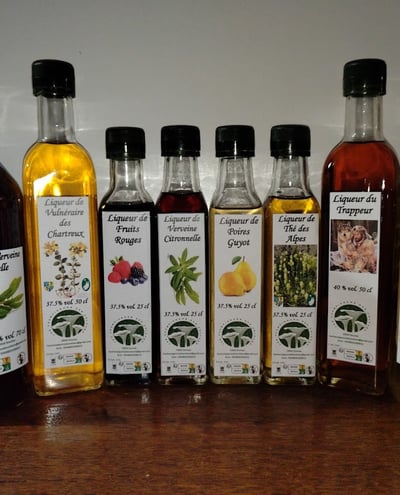 Une large gamme de liqueurs artisanales d’inspiration Auvergnate, Corrézienne Dauphinoise et Alpine.