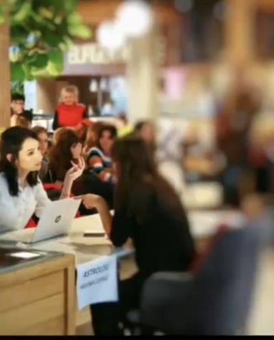 Helena sedi ispred laptopa i tumači horoskop.