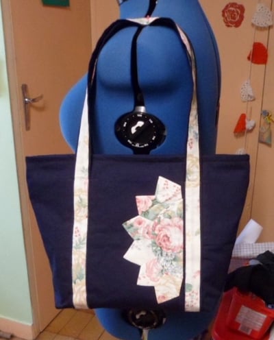 sac cabas cousu en parti à la main de couleur bleu marine 
