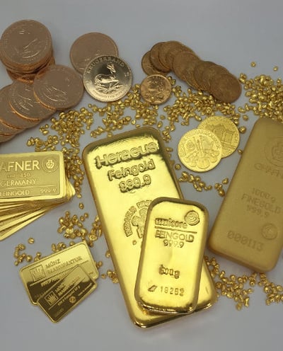 Ein Haufen Goldbarren und Münzen auf einem Tisch.