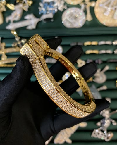 Eine Vitrine, gefüllt mit verschiedenen Diamantschmuckstücken, darunter Armbänder und Halsketten.   