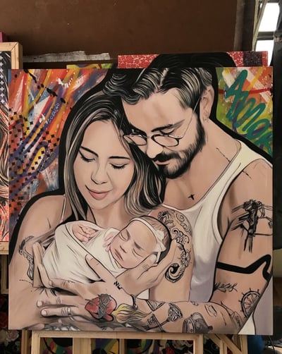 Casal sorrindo em obra de arte personalizada.
