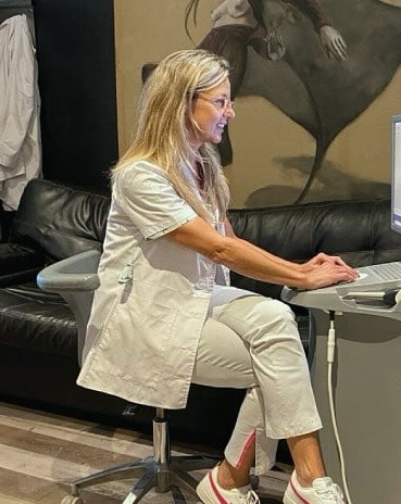 Dra Sors utilizando escaner dental en el consultorio de estetica dental de puerto madero