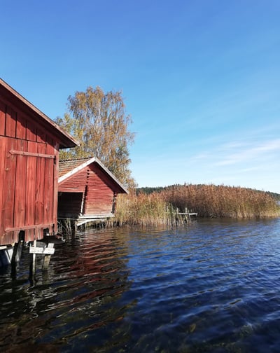 ett hus vid vattnet för gäddfiske i sverige med fishing escape sweden.