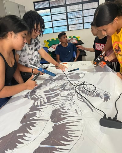 Criação artística – Aluno desenvolve obra individual em stencil.
