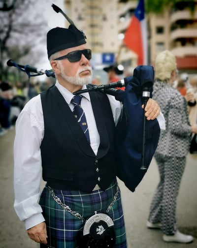 Leslie Thomson, Pipe Major y fundador de Sur Pipes Band.