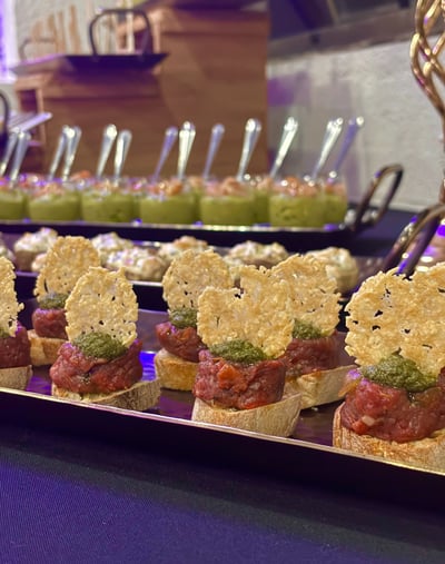 Tártaro de res con pesto casero y tuille de parmesano