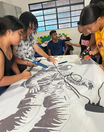 Sérgio e Amanda com alunos – Artistas e alunos ao final das oficinas, celebrando as novas criações