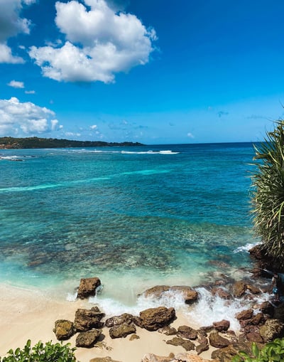 Dream Beach on Nusa Lembongan with white sand, clear turquoise water.