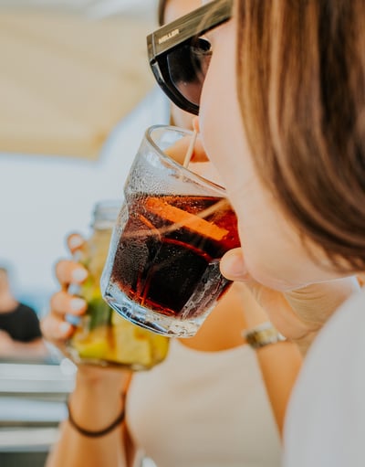 Brindis con refrescos en la terraza de Santa Lola