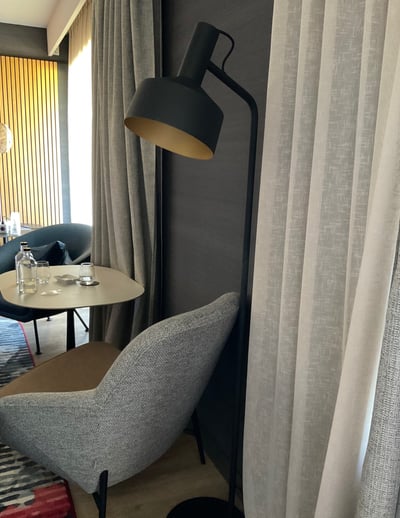 Lampe de style industrielle noire et dorée à l'intérieur