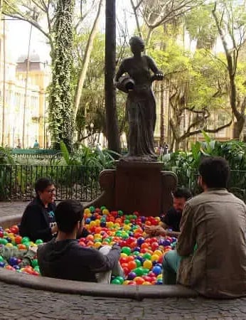 Intervenção Urbana: Piscina de Bolinha na Praça da Alfândega – Sandro Ka