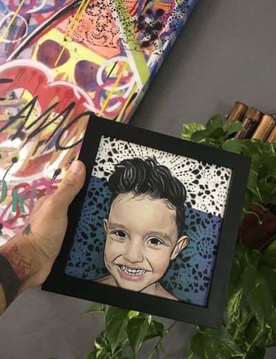 Rosto de criança em estilo pop-art com cores vibrantes