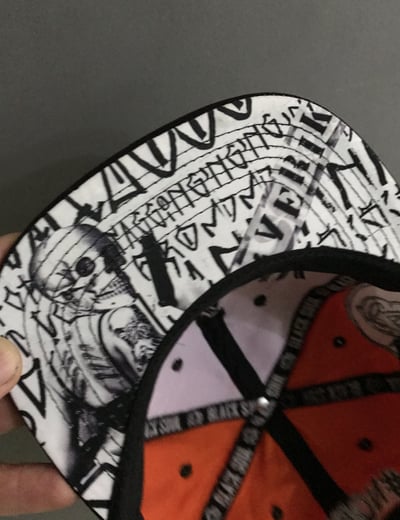 Design contemporâneo: Boné Cavérik que une o estilo caveira ao visual streetwear.