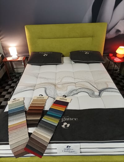 un lit avec un matelas/a bed with a mattress 