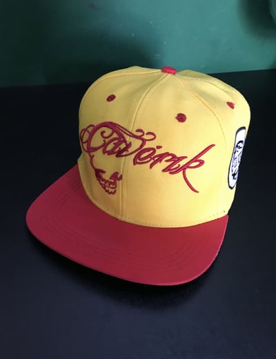 A caveira como afirmação de estilo em mais um exclusivo boné da Cavérik.