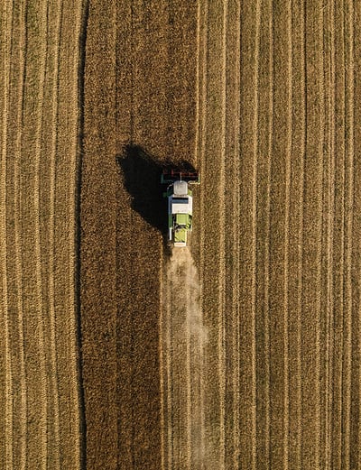 Suivi d'une moissonneuse par drone