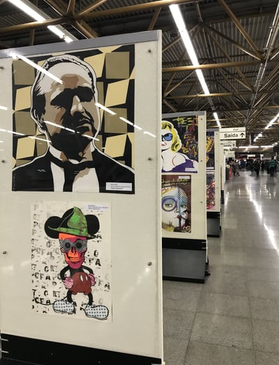 Descubra a energia contagiante da exposição "Se Liga no Traço" do artista plástico Sérgio Astral.